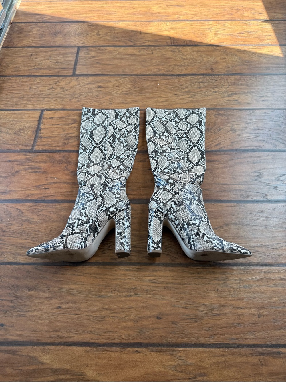 Rouge Helium Snake-Print Women’s boots size 6M Beige/Brown